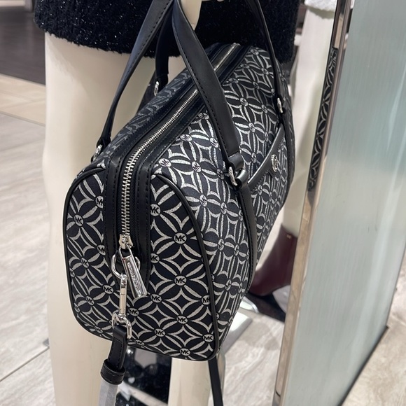 MICHAEL KORS JST TRAVEL MEDIUM DUFFLE SATCHEL SHOULDER CROSSBODY BAG MK BLACK - Picture 2 of 16